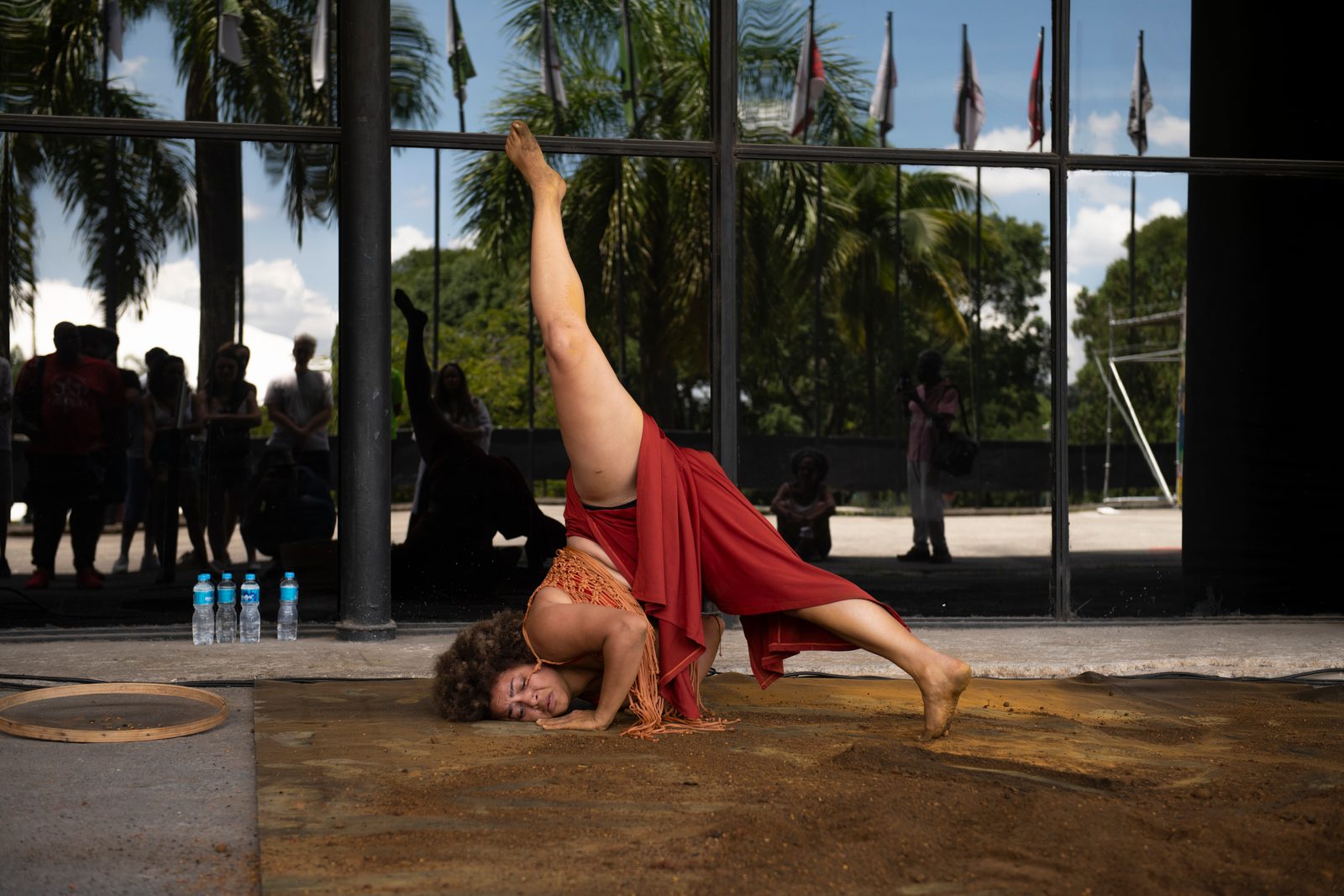 Ester Lopes em performance na 36ª Bienal de São Paulo