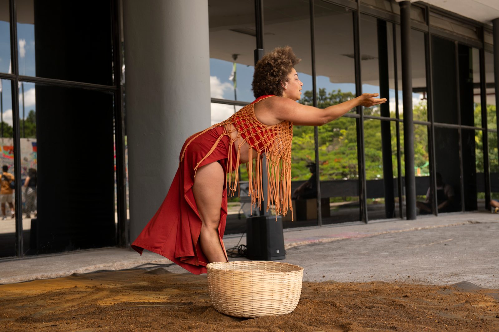 Ester Lopes em performance na 36ª Bienal de São Paulo