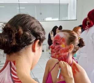 Oficina de pintura facial no Centro Cultural OCA